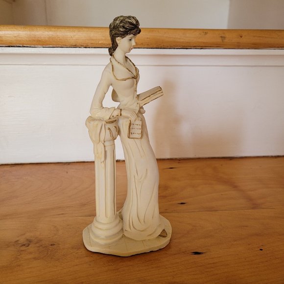 Elegant Lady Reader Sculpture in Resin - Picture 3 of 11